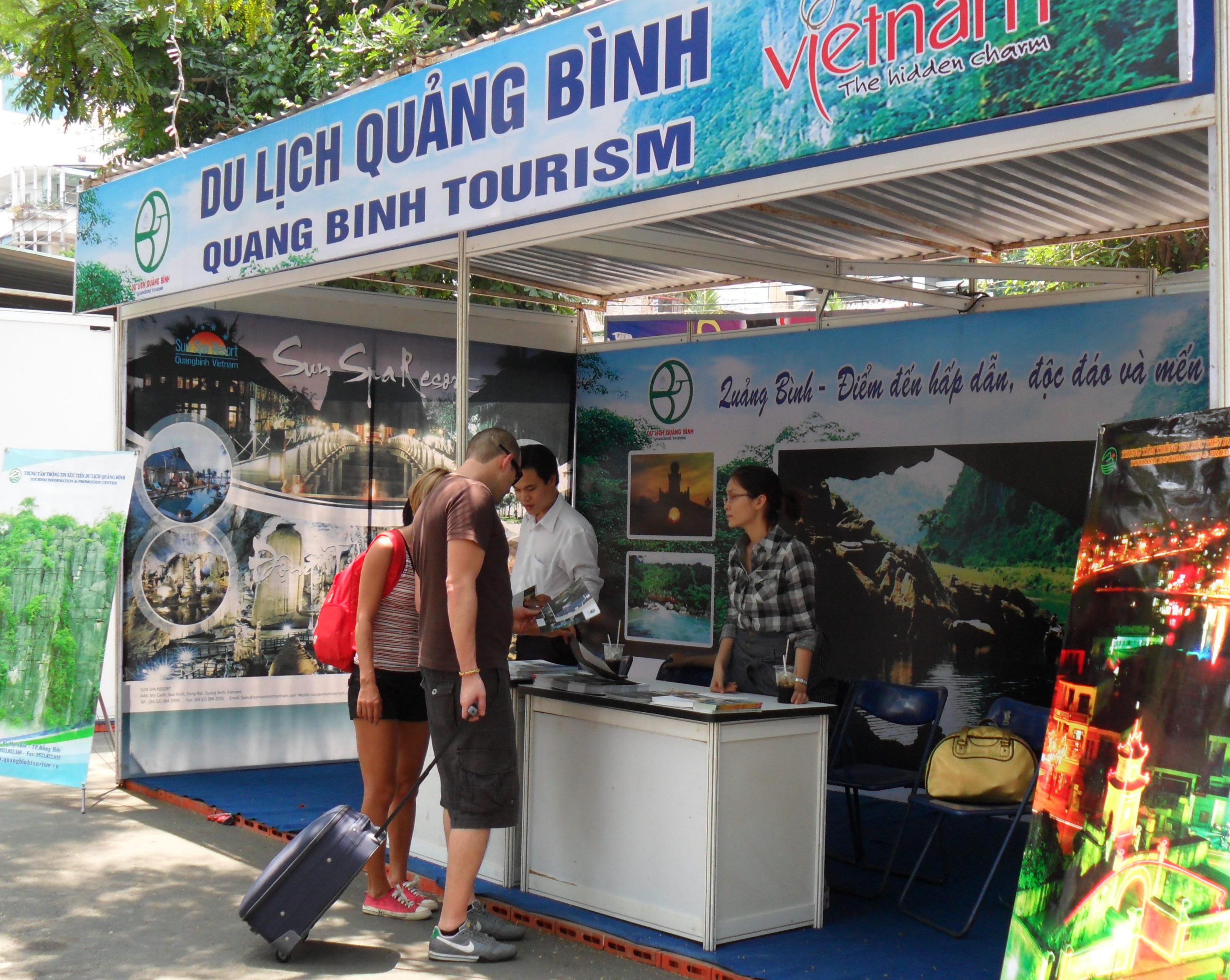 Du khách ngước ngoài tìm hiểu về du lịch Quảng Bình