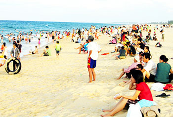 Mùa hè, bãi tắm Bảo Ninh luôn đông khách