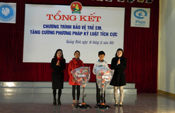 Đại diện Ban tổ chức trao giải A cho 2 em Đoàn Thị Như Quỳnh và Nguyễn Xuân Hào. Ảnh: Hiền Chi
