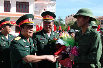 Đại tá Nguyễn Hữu Truyền, Phó tham mưu trưởng Quân khu và Đại tá Nguyễn Văn Hiếu, Chỉ huy trưởng BCHQS tỉnh động viên thanh niên trước lúc lên đường nhập ngũ