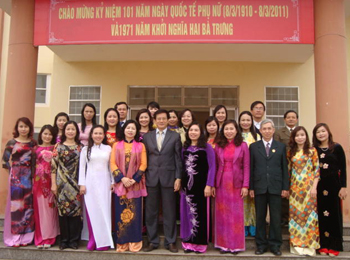 Đồng chí Lương Ngọc Bính thăm cơ quan Hội LHPN tỉnh nhân ngày quốc tế phụ nữ 8-3.