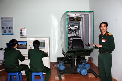 Cán bộ Viện Công nghệ mô phỏng (Học viện Kỹ thuật quân sự) giới thiệu một sản phẩm mô phỏng mới phục vụ huấn luyện.