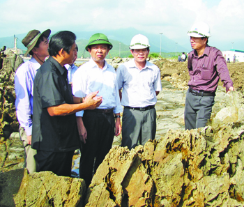 Đồng chí Nguyễn Hữu Hoài kiểm tra việc thi công các công trình tại khu kinh tế Hòn La. Ảnh: Văn Phúc