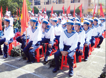 Đoàn viên thanh niên hăng hái lên đường nhập ngũ. Ảnh: Nguyễn Hoàng