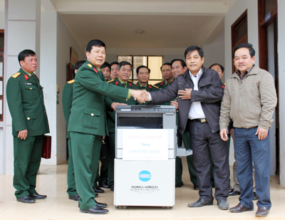 Đồng chí đại tá Nguyễn Văn Hiếu tặng máy Photocoppy cho xã Trọng Hóa, huyện Minh Hóa