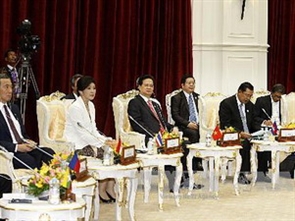 Thủ tướng Nguyễn Tấn Dũng dự Phiên Lãnh đạo ASEAN gặp Đại diện Liên minh Nghị viện ASEAN. (Ảnh: TTXVN)