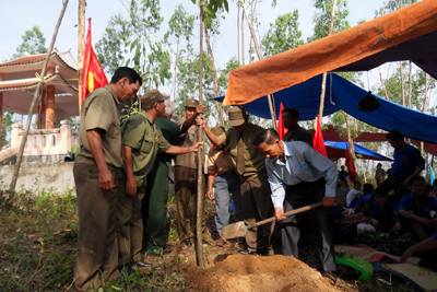 Các hội viên Hội Cựu chiến binh và Hội Người cao tuổi trồng cây lưu niệm tại Di tích lịch sử cách mạng Chiến khu Thuận Đức