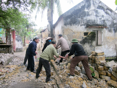 Nhiều hộ dân ở Dinh Lễ tình nguyện tháo dỡ tường rào, hiến đất, hiến cây mở rộng đường theo tiêu chí xây dựng nông thôn mới.