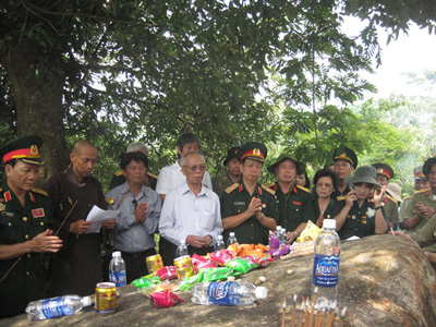 ... Và cùng đồng đội thắp nén nhang cho các anh hùng liệt sỹ hy sinh tại chiến trường Lào