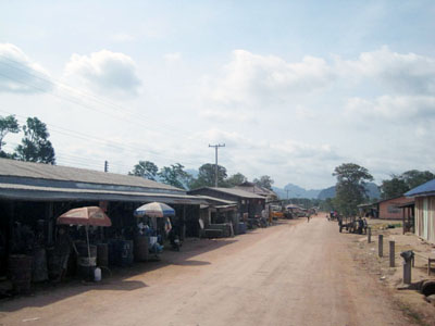 Ngã ba Lằng Khằng (Lào) nơi tiếp nối những con đường dọc ngang Trường Sơn từ Việt Nam.