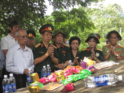 O Lành, Tiến sỹ Lê Thị Phương Thảo (người thứ 2 và thứ 3 từ phải sang trái) cùng đồng đội dành một phút tưởng niệm cho những nữ liệt sỹ mãi mãi tuổi hai mươi nằm lại Trường Sơn