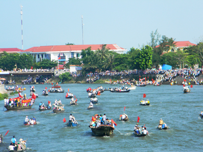 Lễ hội đua thuyền truyền thống trên sông Kiến Giang luôn thu hút hàng vạn người dân về tham gia cổ vũ.
