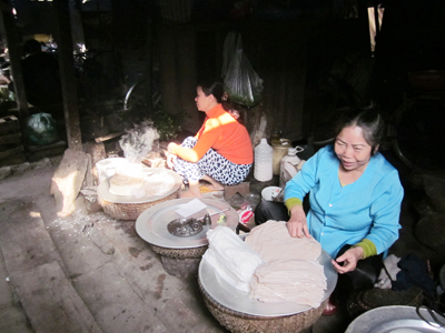 Bánh xèo gạo lứt được tráng và phục vụ khách tại chợ Ba Đồn (Quảng Trạch).
