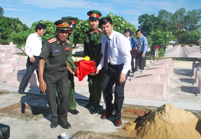 Các đồng chí lãnh đạo tỉnh tiếp nhận hài cốt liệt sĩ về an táng tại Nghĩa trang liệt sĩ Ba Dốc.