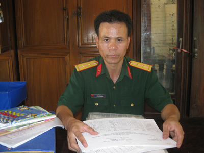 Trung úy Lê Tấn Nhân đang nghiên cứu hồ sơ để giải quyết chế độ chính sách cho người có công với cách mạng.
