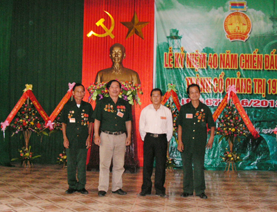 Ông Đãi (người ngoài cùng bên phải) tại lễ kỷ niệm 40 năm chiến đấu và bảo vệ Thành cổ Quảng Trị.