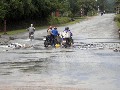 Đoạn đường thường xuyên bị chia cắt, cô lập trong mùa mưa lũ ở xã Vĩnh Ninh.