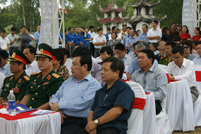Ông Trần Hoài Nam (ngoài cùng bên phải), Tổng giám đốc Công ty CP đầu tư khoáng sản và năng lượng An Phú.
