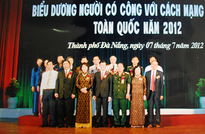 Chủ tịch nước Trương Tấn Sang chụp ảnh lưu niệm với đoàn đại biểu người có công tiêu biểu tỉnh Quảng Bình.