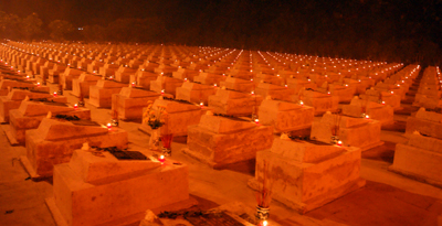 Trong tối 26-7 tại 85 nghĩa trang liệt sĩ của tỉnh Quảng Bình những ngọn nến tri ân cũng được thắp lên. 