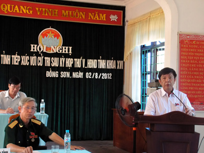 Đồng chí Nguyễn Hữu Hoài, Chủ tịch UBND tỉnh  trao đổi với cử tri phường Đồng Sơn.