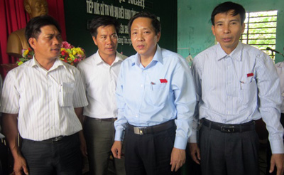 Đồng chí Hoàng Đăng Quang, Phó Bí thư Thường trực Tỉnh ủy, Trưởng đoàn ĐBQH tỉnh trao đổi với cử tri xã Quảng Tân.