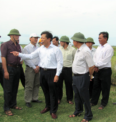 Đồng chí Nguyễn Hữu Hoài đang kiểm tra công tác dập dịch trên địa bàn xã An Ninh (Quảng Ninh).