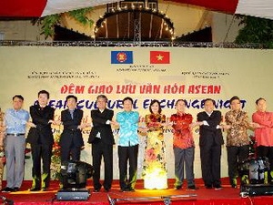 Bộ trưởng Ngoại giao Phạm Bình Minh với Đại sứ các nước ASEAN tại Đêm giao lưu văn hóa ASEAN. (Ảnh: TTXVN)