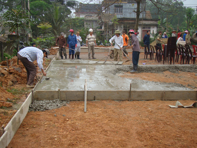 Nhân dân xã Mai Thủy (Lệ Thủy) hăng hái tham gia xây dựng cơ sở hạ tầng cho nông thôn mới.