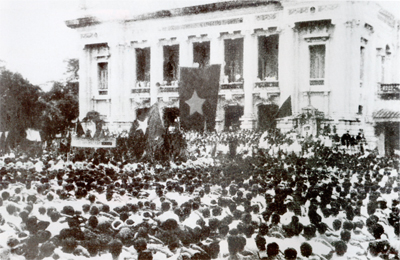 Nhân dân Thủ đô Hà Nội mít tinh tại Quảng trường Nhà hát Lớn ngày 19-8-1945. Ảnh: Tư Liệu