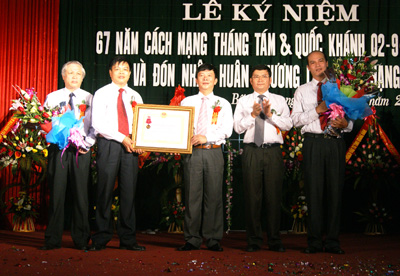 Thừa ủy quyền của Chủ tịch nước, đồng chí Trần Tiến Dũng, Phó Chủ tịch UBND tỉnh, trao tặng Huân chương Lao động hạng Nhì cho Đảng bộ và nhân dân huyện Bố Trạch.