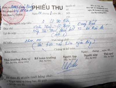 Phiếu thu đóng dấu đỏ của Ban chỉ huy Quân sự huyện Quảng Ninh ghi rõ: “Nộp tiền thuế đánh bắt thuỷ sản hồ Rào Đá”.