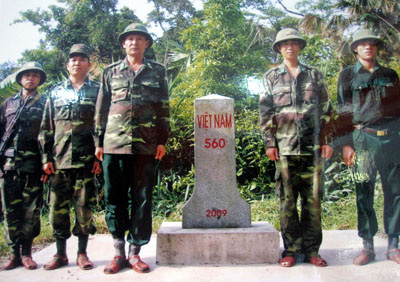 Đồn trưởng Trần Văn Quyền và cán bộ chiến sỹ Đồn Làng Mô trên cột mốc biên giới 560.