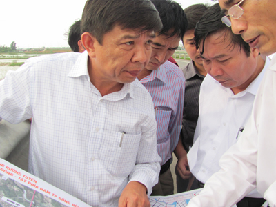 Đồng chí Nguyễn Hữu Hoài, Phó Bí thư Tỉnh uỷ, Chủ tịch UBND tỉnh cùng lãnh đạo các sở, ngành, địa phương liên quan đang khảo sát hướng tuyến đường trục đông-tây đi qua cầu Nhật Lệ 2.