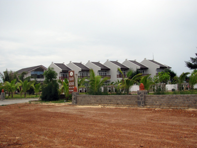 Nhiều resort đang mọc lên trên vùng đất cát Bảo Ninh.