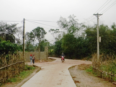 Thực hiện chủ trương xây dựng nông thôn mới, người dân xã Phong Hóa đã tình nguyện hiến hàng nghìn mét vuông đất để mở rộng đường giao thông nông thôn.
