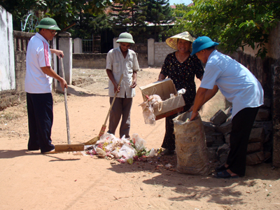 Hội viên Cựu chiến binh thôn Trung Vũ luôn duy trì phong trào làm vệ sinh môi trường.