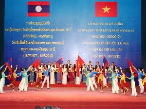 Lễ míttinh kỷ niệm 50 năm Ngày thiết lập quan hệ ngoại giao và 35 năm Ngày ký Hiệp ước Hữu nghị và Hợp tác Việt Nam-Lào. (Ảnh: TTXVN)