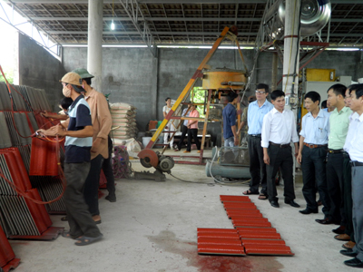Mô hình sản xuất ngói xi măng phủ sơn chống thấm tại Công ty TNHH Nhật Long.