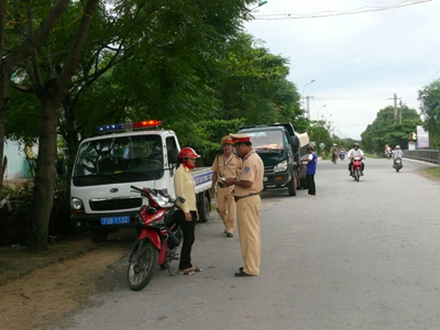 Đội tuần tra CSGT huyện Lệ Thủy đang làm nhiệm vụ  trên đường Nguyễn Tất Thành (tỉnh lộ 16), xã Liên Thủy.