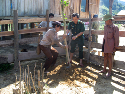 Bộ đội Biên phòng Đồn Ra Mai hướng dẫn bà con trồng cây.