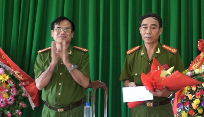 Đại tá Nguyễn Văn Hiệu tặng hoa, thưởng nóng Ban chuyên án sớm điều tra, làm rõ vụ án giết người tại địa bàn xã Trung Hoá, huyện Minh Hoá.
