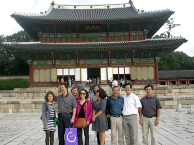 Đoàn nhà báo Việt Nam trước Cung điện Gyeongbokgung.