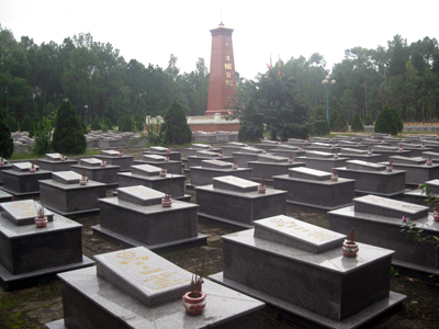 Nghĩa trang liệt sĩ TNXP Thọ Lộc, nơi tám liệt sĩ hang  Tám TNXP an nghỉ cùng đồng đội.