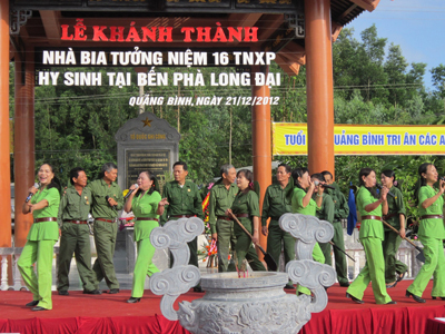 Các hội viên CLB Thời hoa lửa biểu diễn tại lễ khánh thành bia tưởng niệm phà Long Đại.