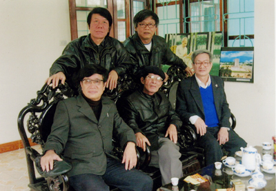 Nhà thơ Hải Kỳ (ngoài cùng bên phải) và các bạn thơ ở Quảng Bình.
