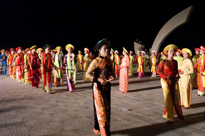 Lễ hội truyền thống múa bông chèo cạn được thành phố Đồng Hới tổ chức vào dịp Tuần Văn hóa-Du lịch hàng năm, thu hút gần 200 diễn viên quần chúng tham gia.