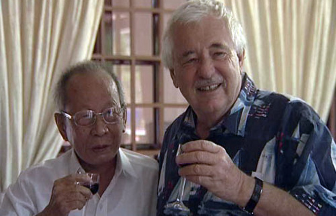 Cuộc gặp gỡ giữa anh hùng Tư Chu (trái) và nhà báo Don Luce trong phim tài liệu Biệt động Sài Gòn - Ảnh: L.P.L.