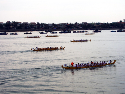 Lễ hội đua thuyền truyền thống trên sông Nhật Lệ.