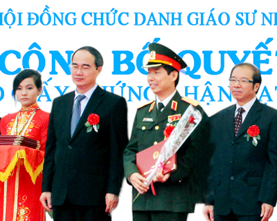 Thiếu tướng Nguyễn Văn Tài (người đứng thứ hai bên phải qua) tại lễ phong hàm giáo sư năm 2010